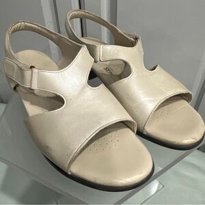 SAS Women's Suntimer Tripad Comfort Ankle Strap Slingback Sandal in Pearl Sz 10M